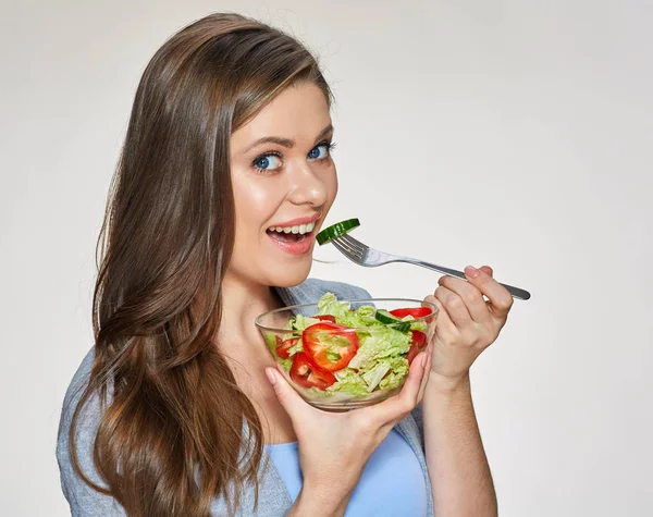 Jovem mulher comendo salada vegetariana — Fotografia de Stock