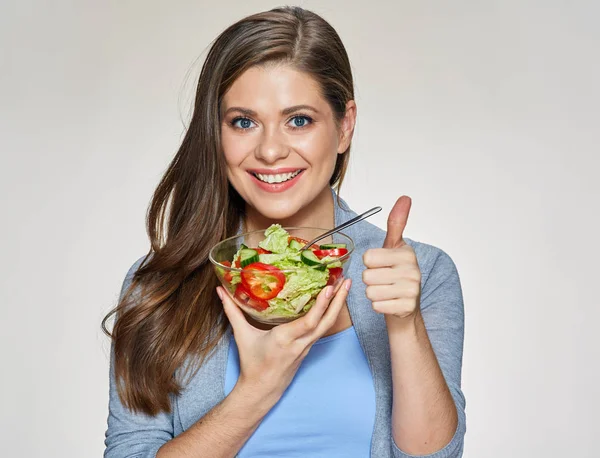 Sorrindo mulher segurando salada prato mostrar polegar para cima . — Fotografia de Stock