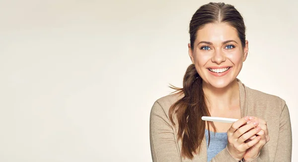 Happy smiling woman holding pregnancy test. — Stock Photo, Image