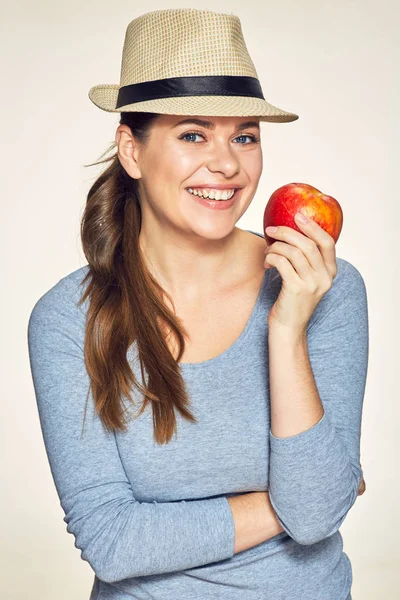 Kırmızı elma, izole studio ile mutlu kadın portre. — Stok fotoğraf