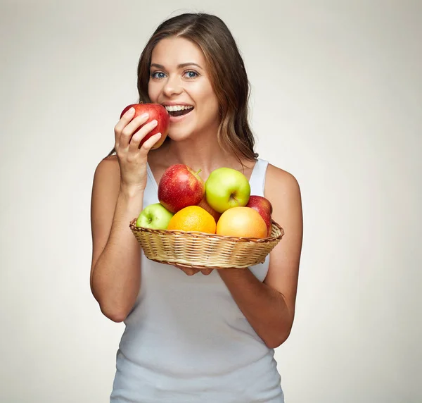 微笑的女人吃苹果。隔离的室画像. — 图库照片