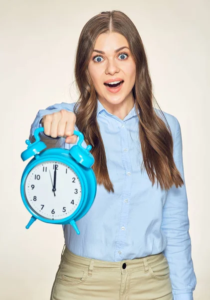 Έκπληξη νεαρή γυναίκα κρατώντας ρολόι συναγερμών. — Φωτογραφία Αρχείου
