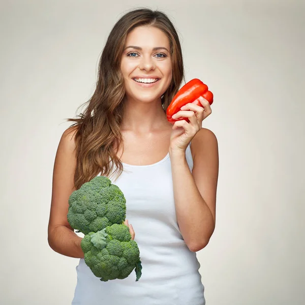 vegetabless tutan gülümseyen kadın.