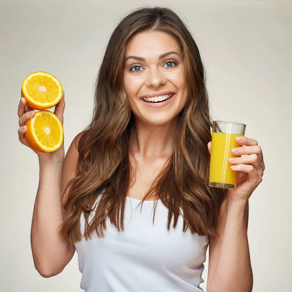 gülümseyen kadın beyaz fanila taze meyve suyu bardakta tutarak bir