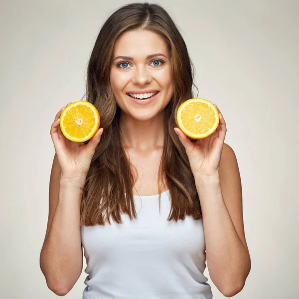 Mujer sonriente sosteniendo fruta naranja. estudio retrato aislado . — Foto de Stock