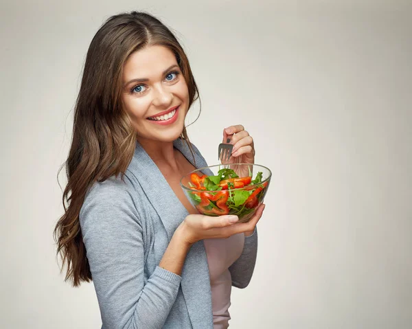 Une femme souriante qui mange de la salade. portrait de belle fille — Photo