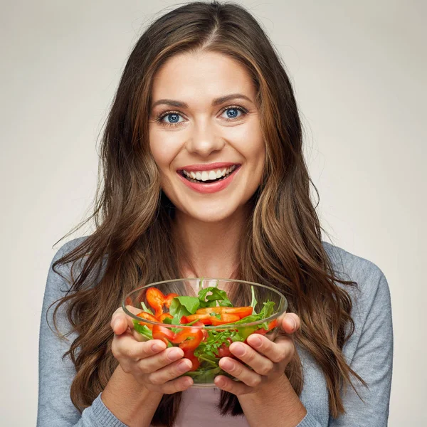 Primer plano de la cara de la mujer con ensalada retrato aislado . —  Fotos de Stock