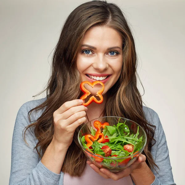 yüz kapatmak mutlu kadın salata yemek portresi. 