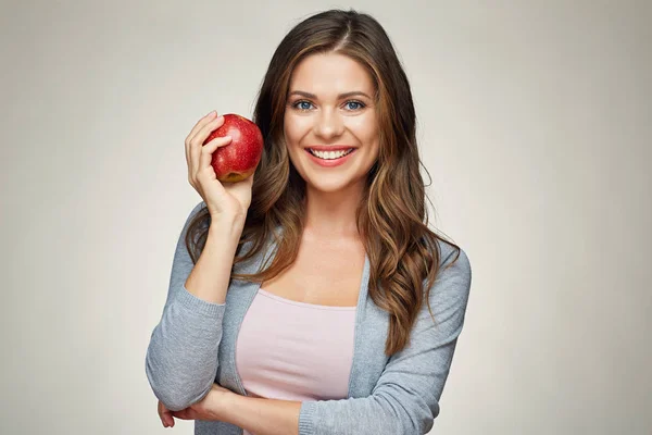 Lächelnde Frau mit gesunden Zähnen hält roten Apfel. — Stockfoto