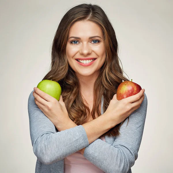 Mujer sonriente con dientes sanos sosteniendo dos manzanas —  Fotos de Stock