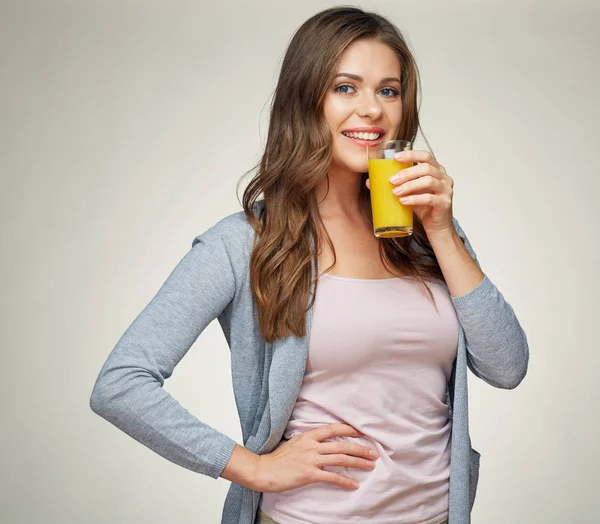 Bela mulher segurando suco de laranja vidro. sorrindo menina — Fotografia de Stock