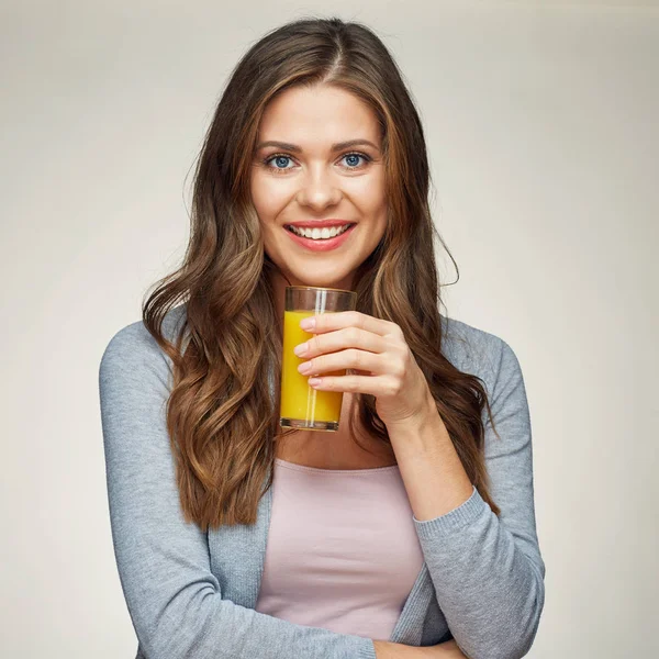 Bela mulher segurando suco de laranja vidro. sorrindo menina — Fotografia de Stock