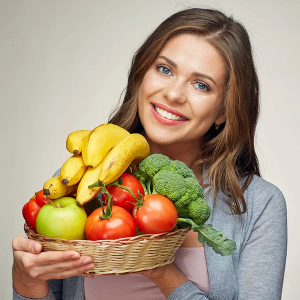 Sorridente giovane donna che tiene insieme frutta . — Foto Stock