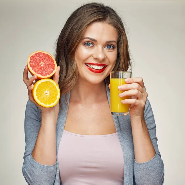 Pomelo con naranja en un vaso. mujer sonriente — Foto de Stock