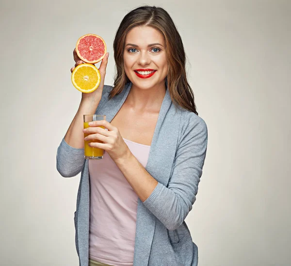 Pomelo con naranja en un vaso. mujer sonriente — Foto de Stock