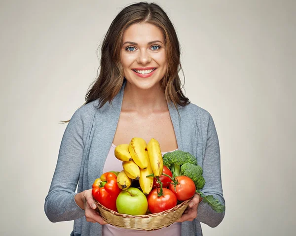 Usmívající se žena drží košík s zdravých zelených potravin. — Stock fotografie