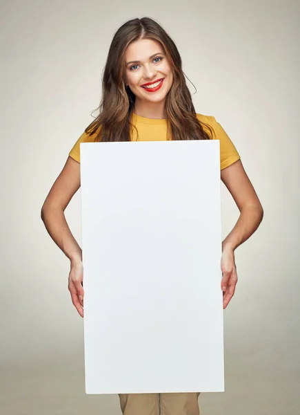 Genç kadın show beyaz büyük tahta işaret reklam için gülümseyen. — Stok fotoğraf