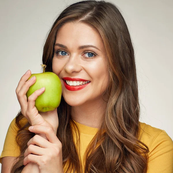 Primer plano retrato de la cara de la mujer sonriente con manzana verde . — Foto de Stock