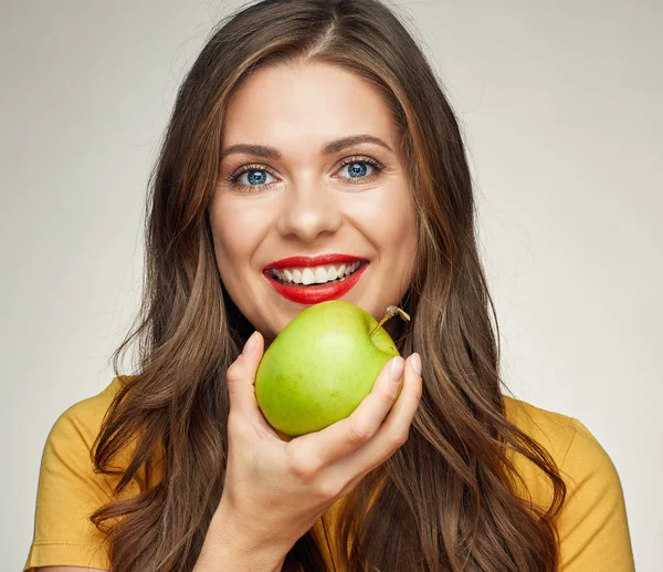 Primer plano retrato de la cara de la mujer sonriente con manzana verde . — Foto de Stock