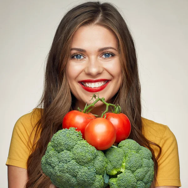 Gezicht close-up portret van lachende vrouw met groenten. — Stockfoto