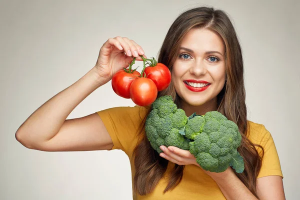 gülümseyen kadın holding domates ve brokoli,