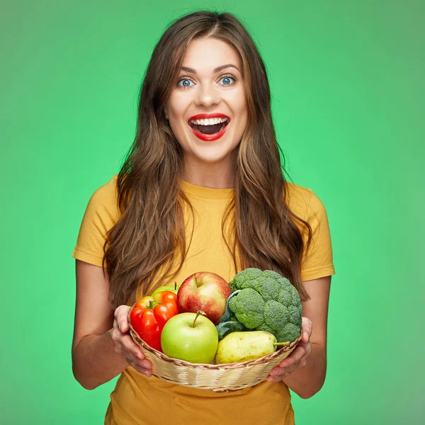 Усміхнена щаслива жінка з довгим волоссям тримає солом'яний кошик з зеленим — стокове фото