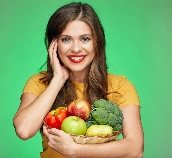 Mujer sonriente dentada sosteniendo cesta de paja con comida saludable —  Fotos de Stock