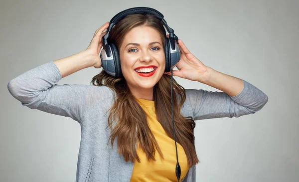 Lächelnde Frau hört Musik mit Spaß. — Stockfoto
