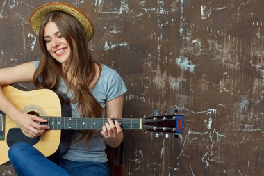 gülümseyen kadın gitar çalmak 