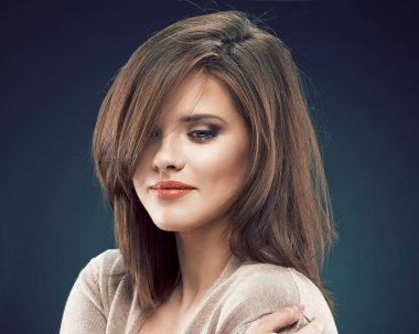 makyaj ile dalgın esmer kadın