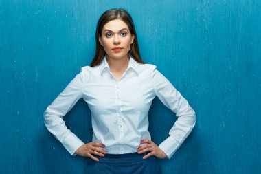 Empresaria en camisa blancaGenç sarışın bir kadın gri yün ceket ve inciler