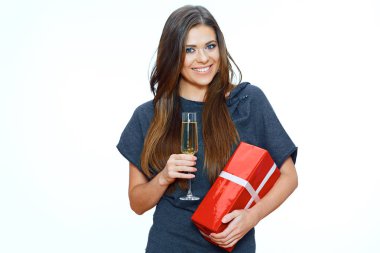 Gri elbiseli gülümseyen genç kadın 