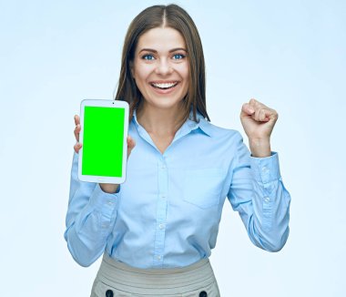 Tablet ile boş ekran sunan genç iş kadını gülümseyen