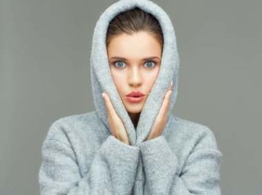 büyük başlık ile gri ceket giyen kadın