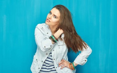 Şık genç kadın uzun saçlı konumu mavi karşı olan