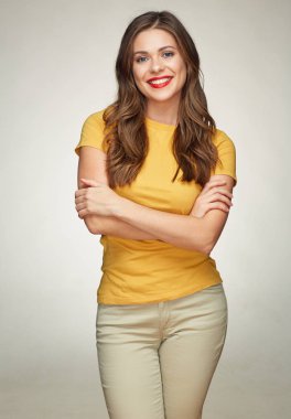 Dişli karşı izole arka plan ayakta gülümseyen kadın 