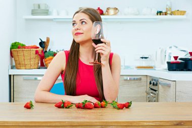 güzel bir kırmızı şarap cam kadınla 