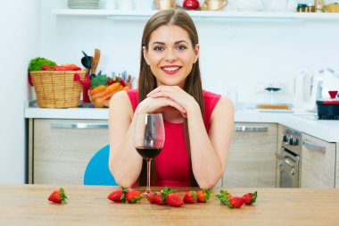 kırmızı şarap cam olan kadın