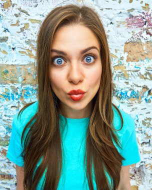 Kadın komik yüzünü kapatmak 