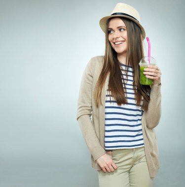 Güler yüzlü içki tutan genç kadın. 