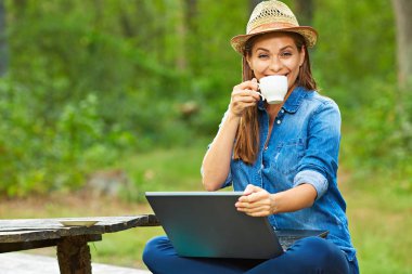 Bahçe içinde laptop ile kadın