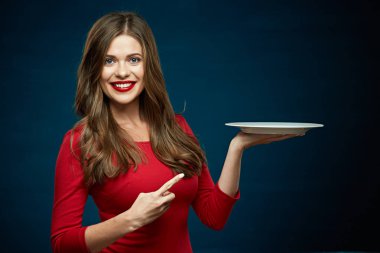 Kırmızı elbiseli gülümseyen kadın 