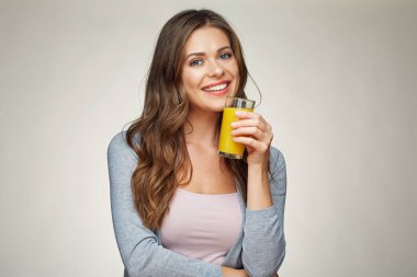 Elinde portakal suyu olan bir kadın. 