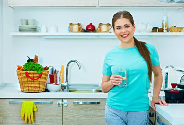 genç bir kadın tutarak su bardağı