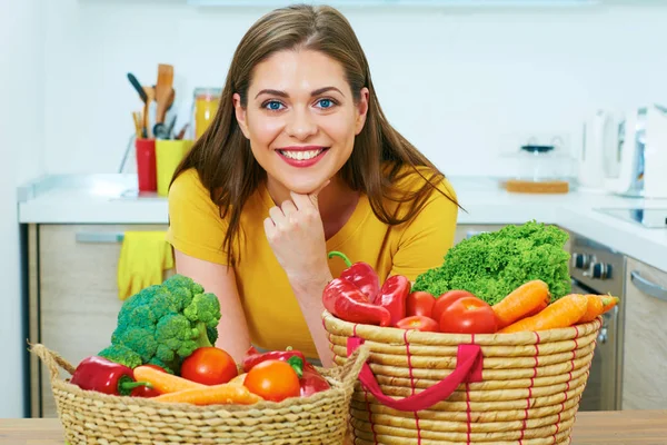 Vrouw met groenten op rieten mand — Stockfoto