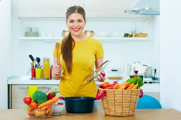 Mujer cocina comida en la cocina — Foto de Stock