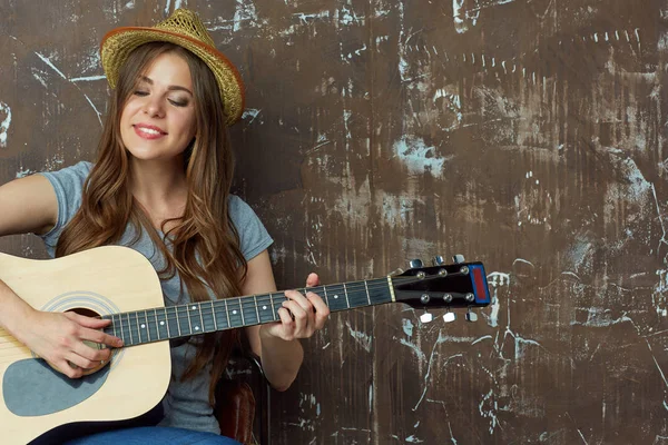 Atraktivní žena hrát na kytaru — Stock fotografie