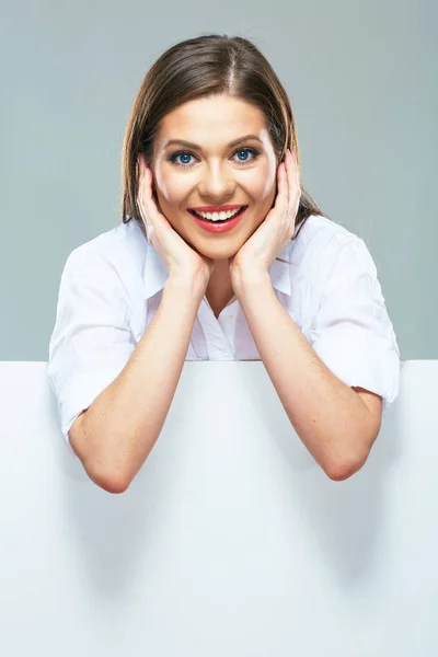 Hermosa mujer de negocios detrás del cartel — Foto de Stock