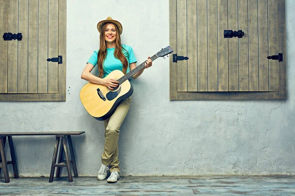 gülümseyen kadın gitar çalmak