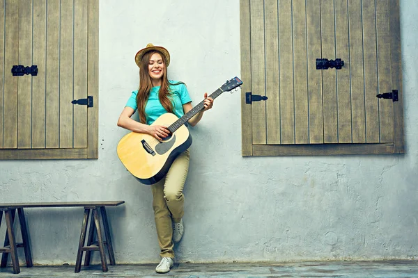 Pozitif kadın gitar çalmak 